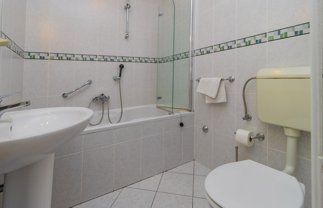 Bathroom B2